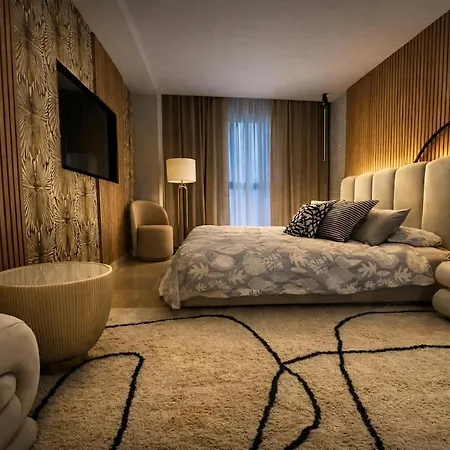 Luxury Apartment *