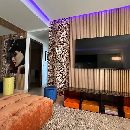 Luxury Apartment *